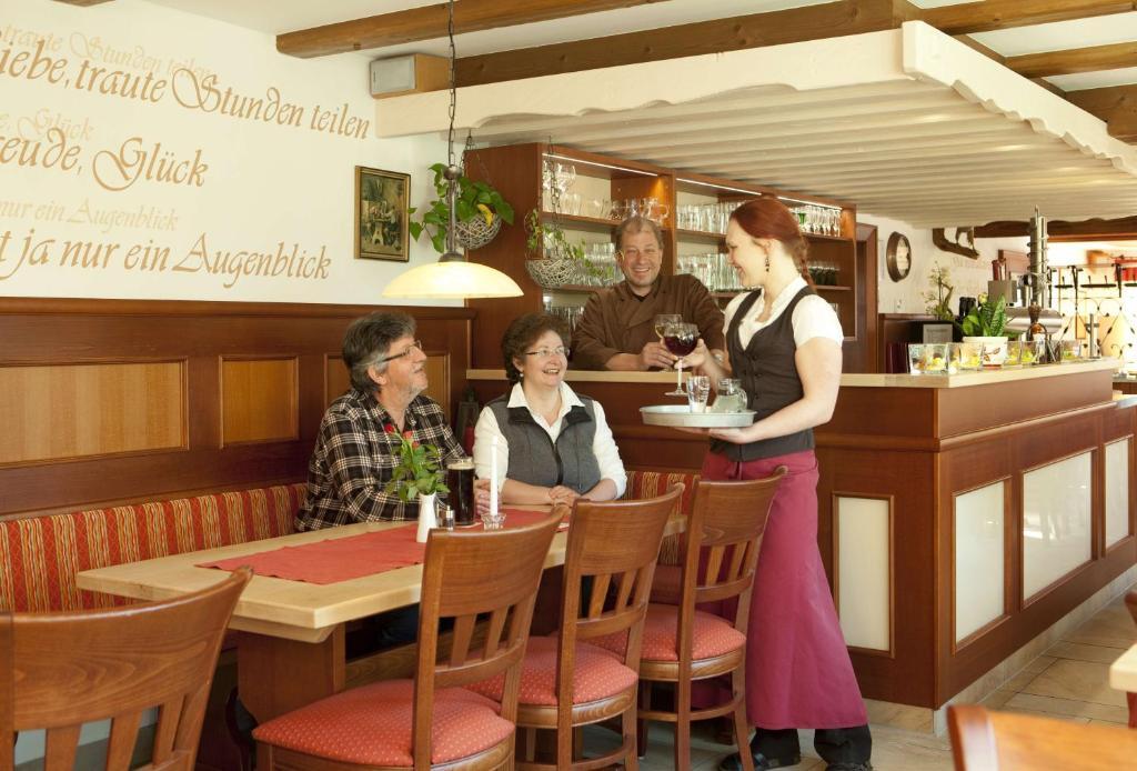 Landgasthof - Hotel Zum Stern Linden  Экстерьер фото